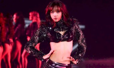 Lisa BLACKPINK Tampil Memukau di Victoria Secret Fashion Show