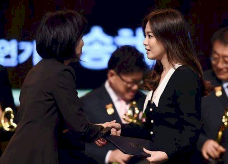 song-hye-kyo-winning-award-2016