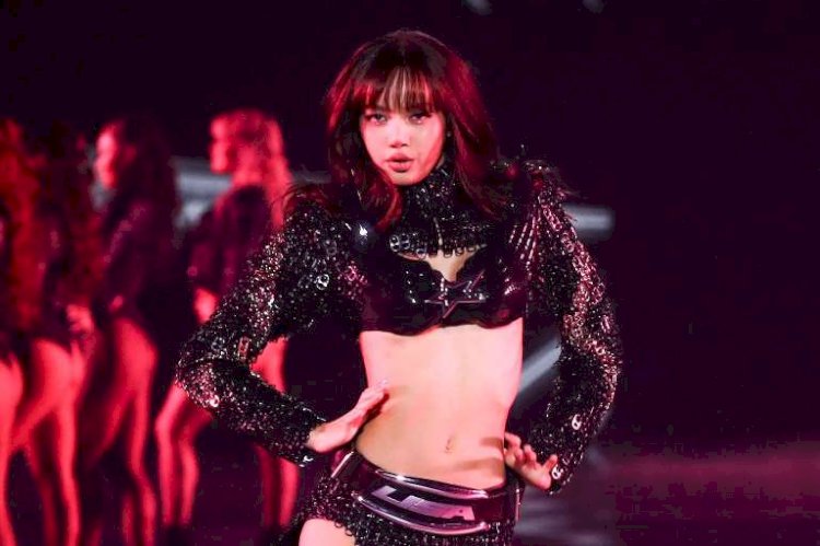 Lisa BLACKPINK Tampil Memukau di Victoria Secret Fashion Show